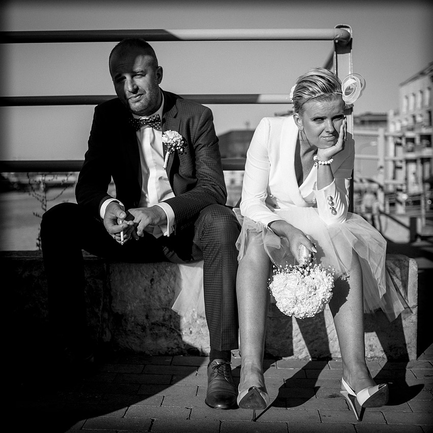 Para podczas przerwy na papierosa w ślubnej sesji plenerowej czarno białe